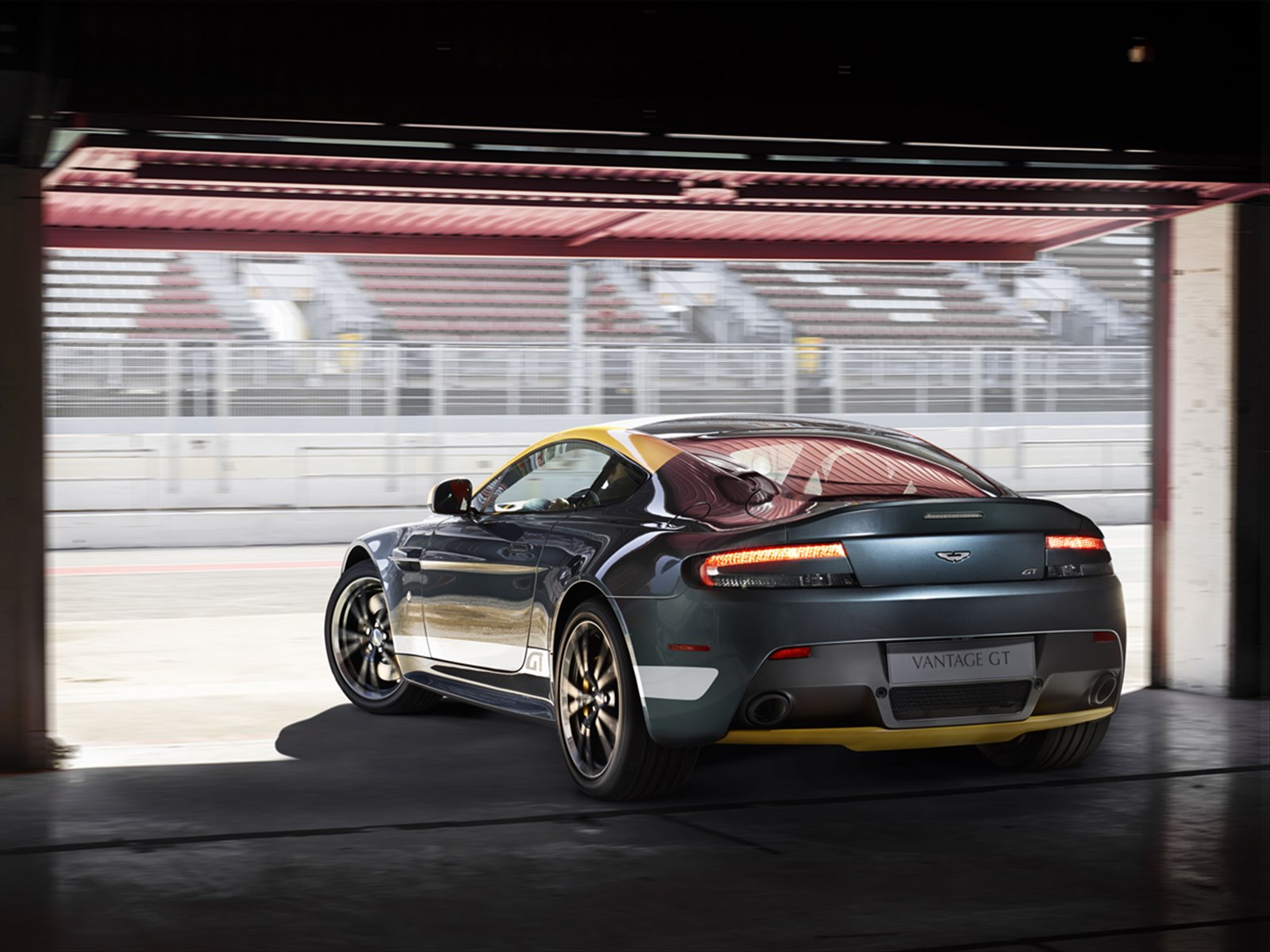 Aston Martin V8 Vantage GT 2015